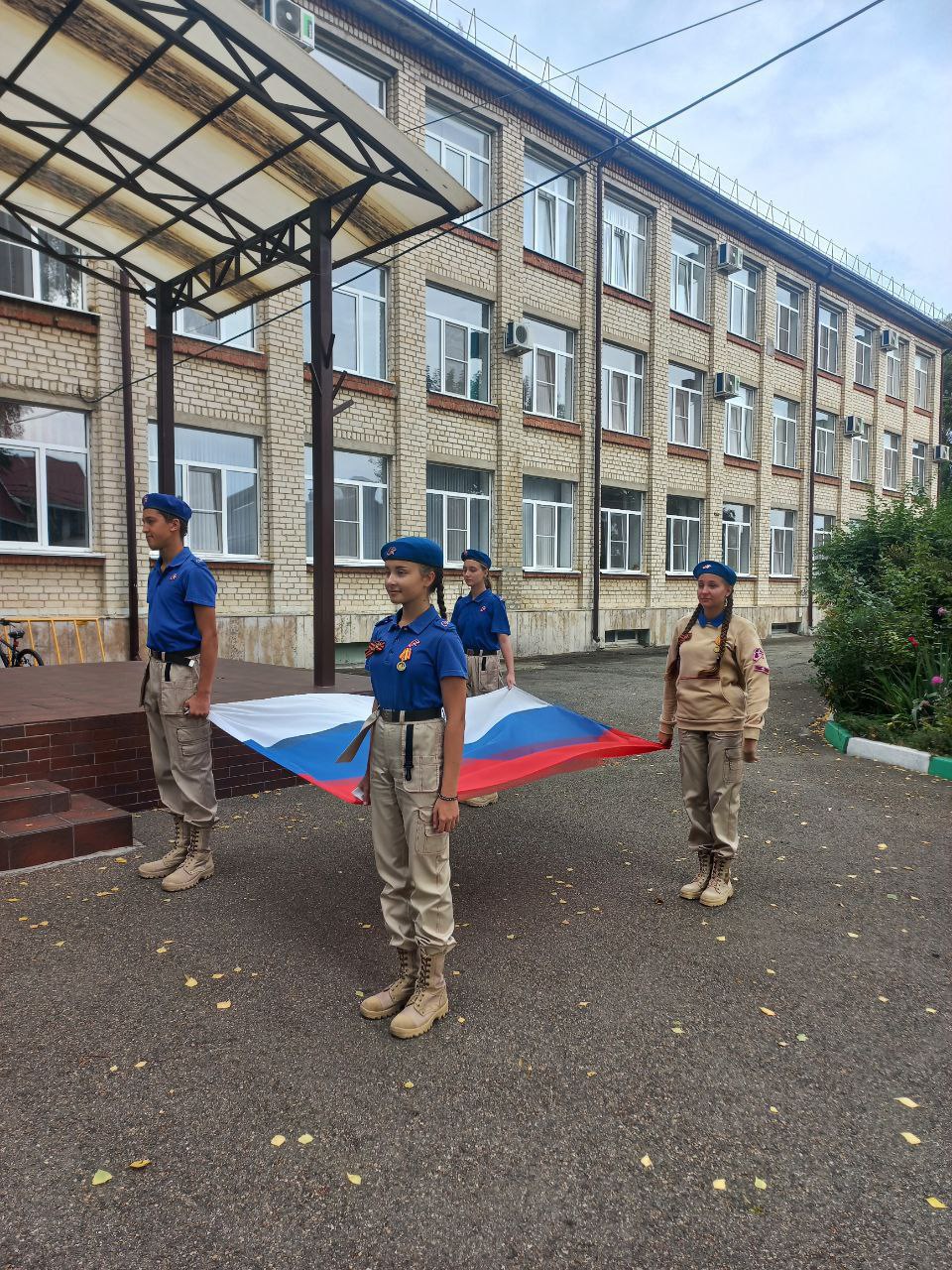 Торжественное поднятие флага Российской Федерации.